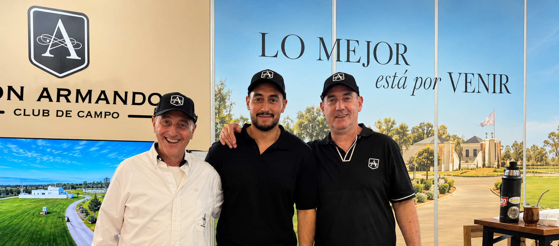Tres hombres en stand de club de campo